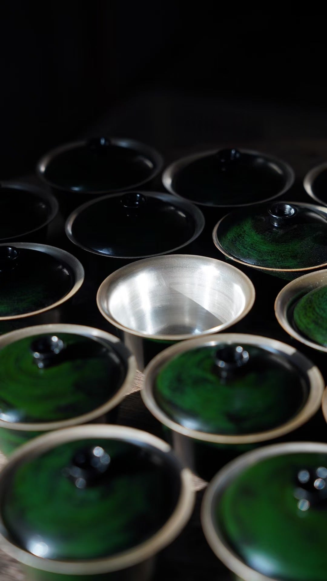 Lacquered Gaiwan with Silver Inlay · Auspicious Crest 大漆鎏银盖碗|仓绿