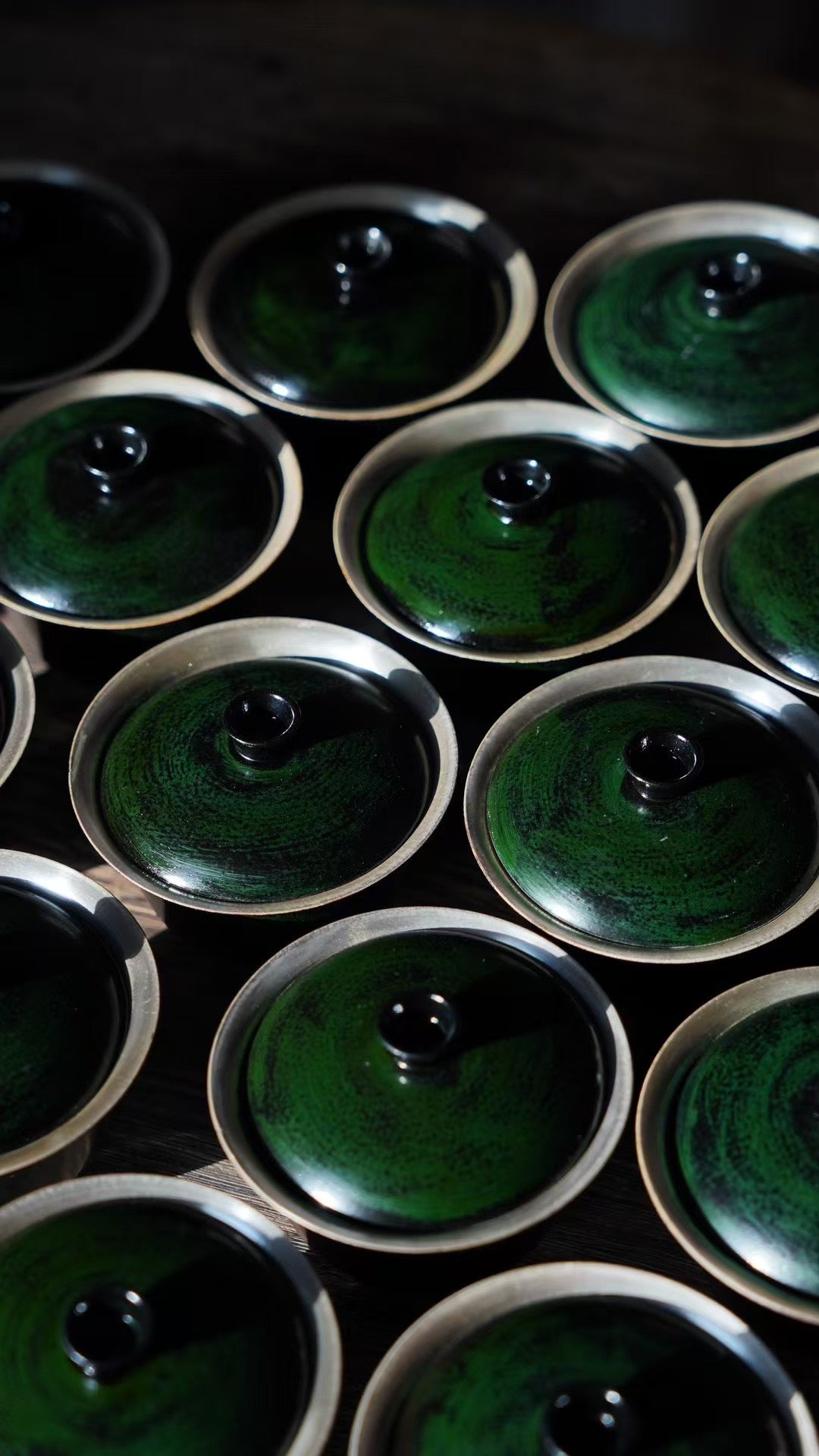 Lacquered Gaiwan with Silver Inlay · Auspicious Crest  大漆鎏银盖碗|仓绿